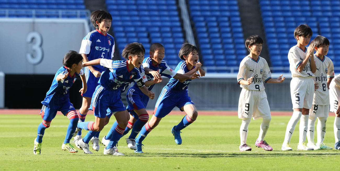 レジスタFC対川崎フロンターレU－12 PK戦を制し優勝を決め、駆け出すレジスタFCイレブン（撮影・鈴木みどり）