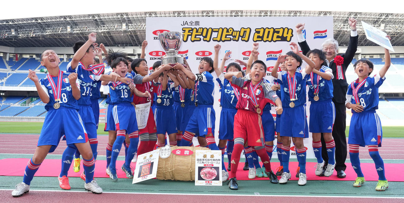 優勝したレジスタFCイレブンは表彰式で歓喜する（撮影・鈴木みどり）