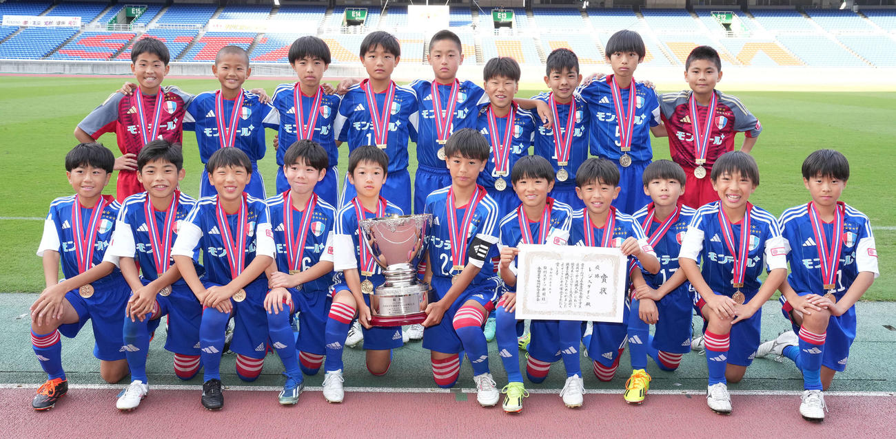 優勝したレジスタFCイレブン（撮影・鈴木みどり）