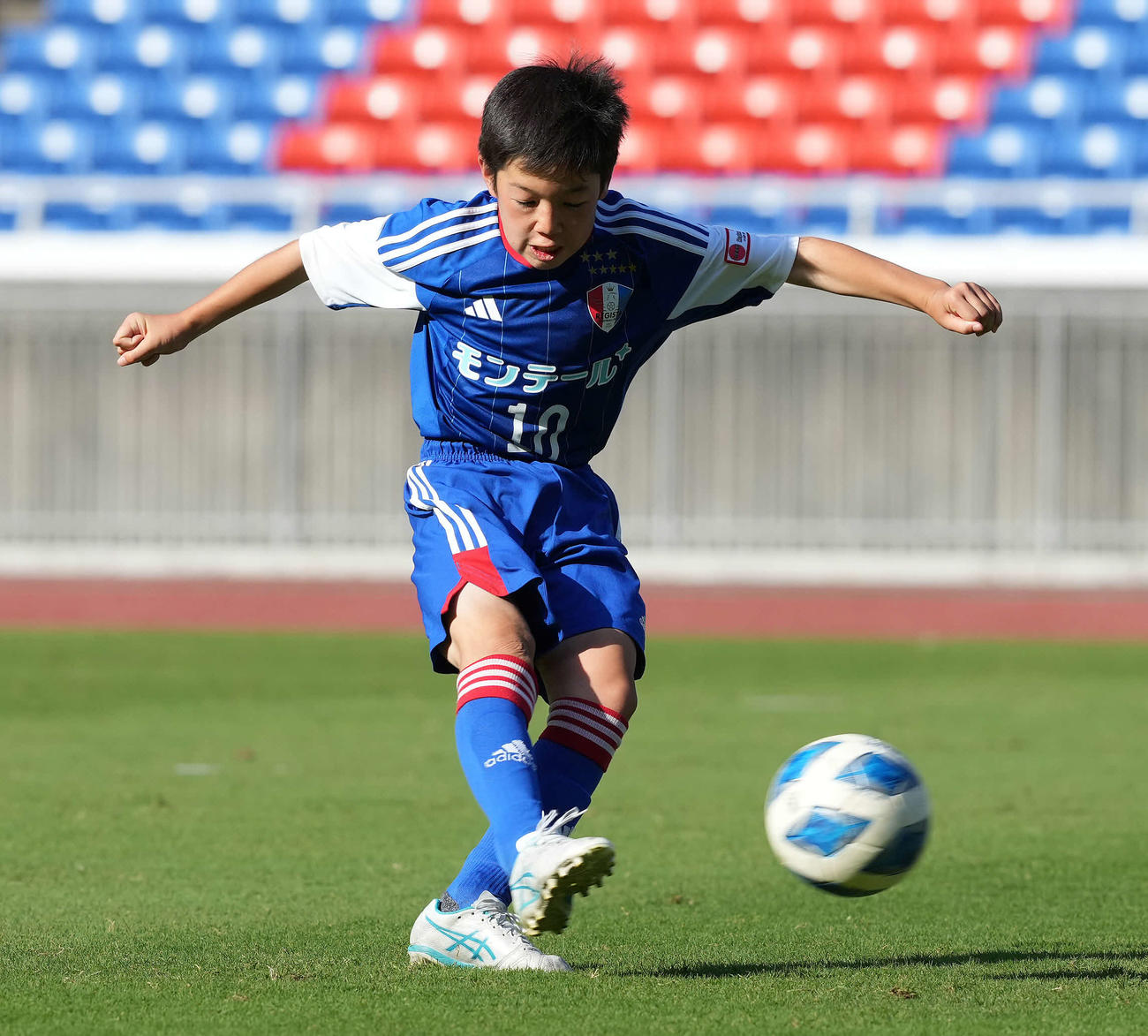 レジスタFC対川崎フロンターレU－12 PKを決めるレジスタFC・中沖（撮影・鈴木みどり）