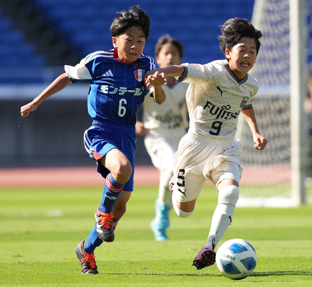 レジスタFC対川崎フロンターレU－12　第1P、競り合う川崎フロンターレU－12・小坂（右）とレジスタFC・唐鎌（撮影・鈴木みどり）