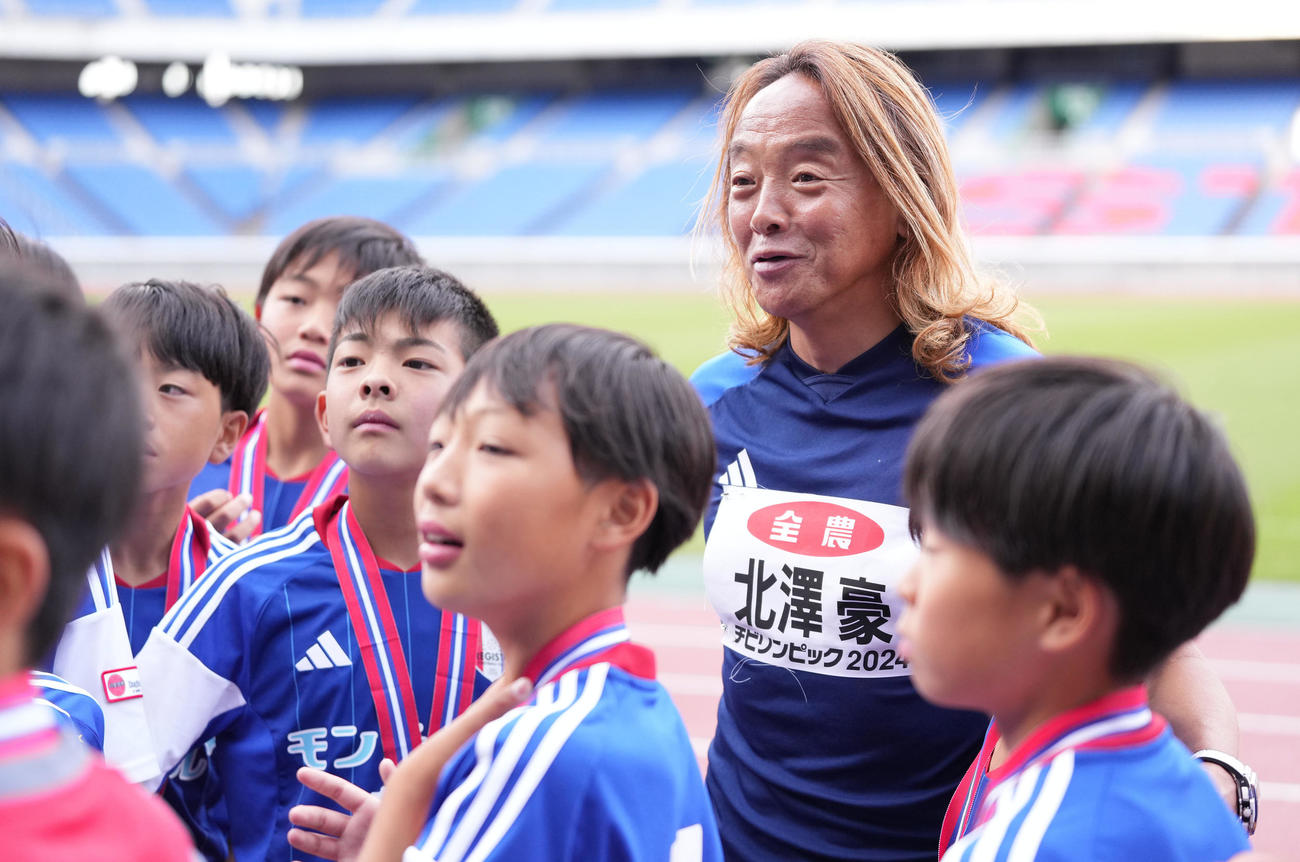 優勝したレジスタFCイレブンに声をかける北沢豪さん（撮影・鈴木みどり）