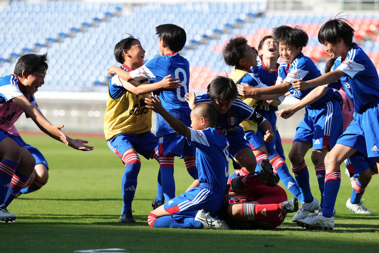 レジスタFC対川崎フロンターレU－12 PK戦を制し優勝を決め、歓喜するレジスタFCイレブン（撮影・鈴木みどり）