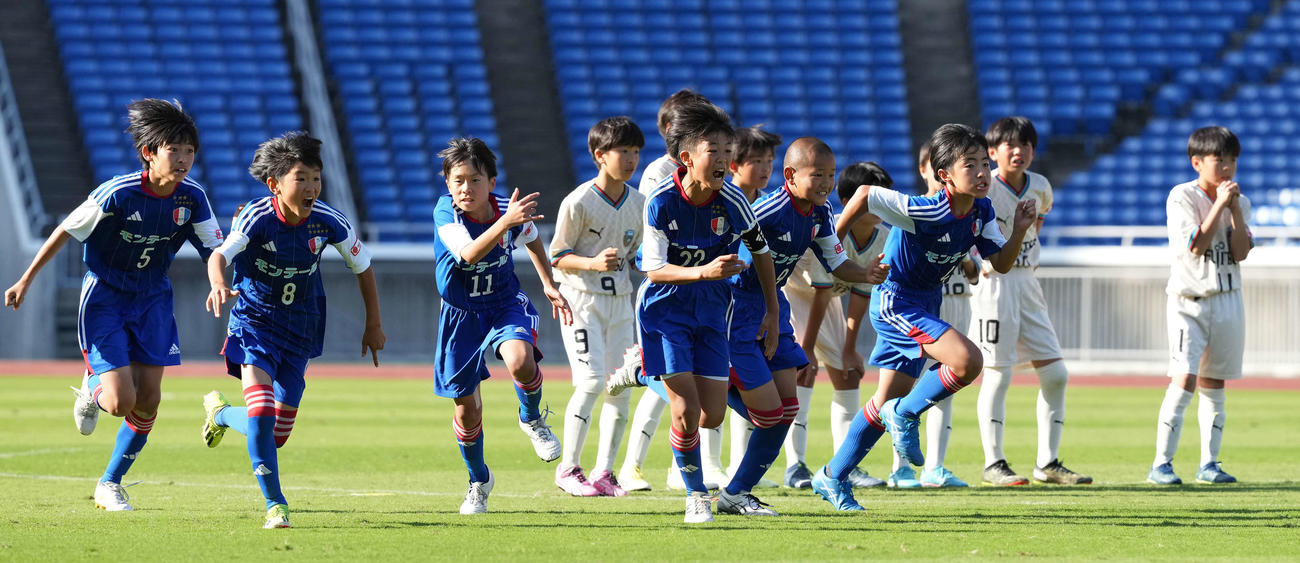 レジスタFC対川崎フロンターレU－12 PK戦を制し優勝を決め、駆け出すレジスタFCイレブン（撮影・鈴木みどり）