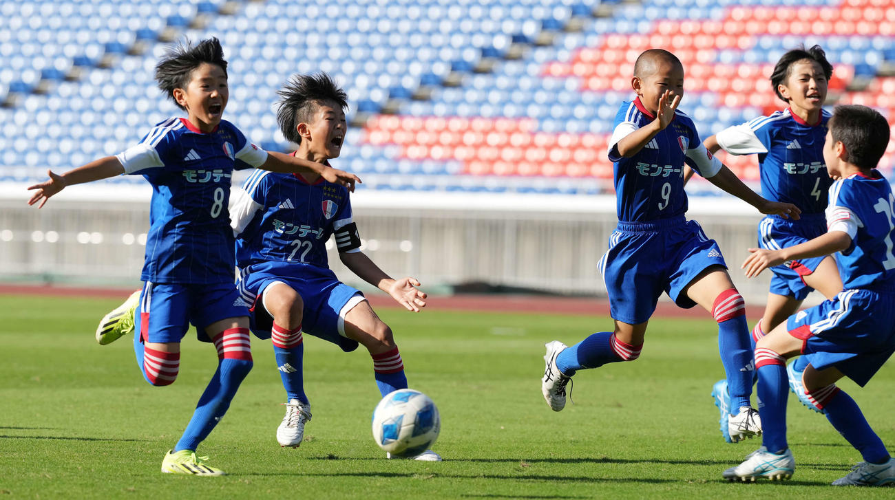 レジスタFC対川崎フロンターレU－12 PK戦を制し優勝を決め、駆け出すレジスタFCイレブン（撮影・鈴木みどり）