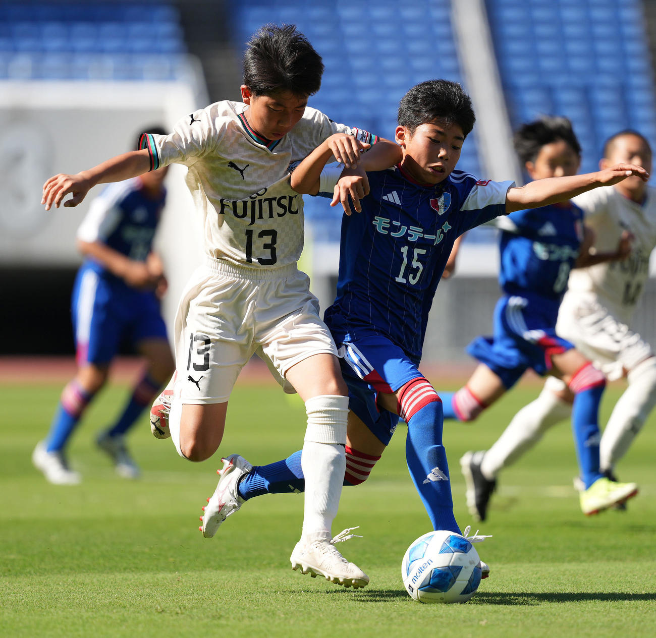 レジスタFC対川崎フロンターレU－12　第1P、競り合う川崎フロンターレU－12・千葉（左）とレジスタFC・前野（撮影・鈴木みどり）