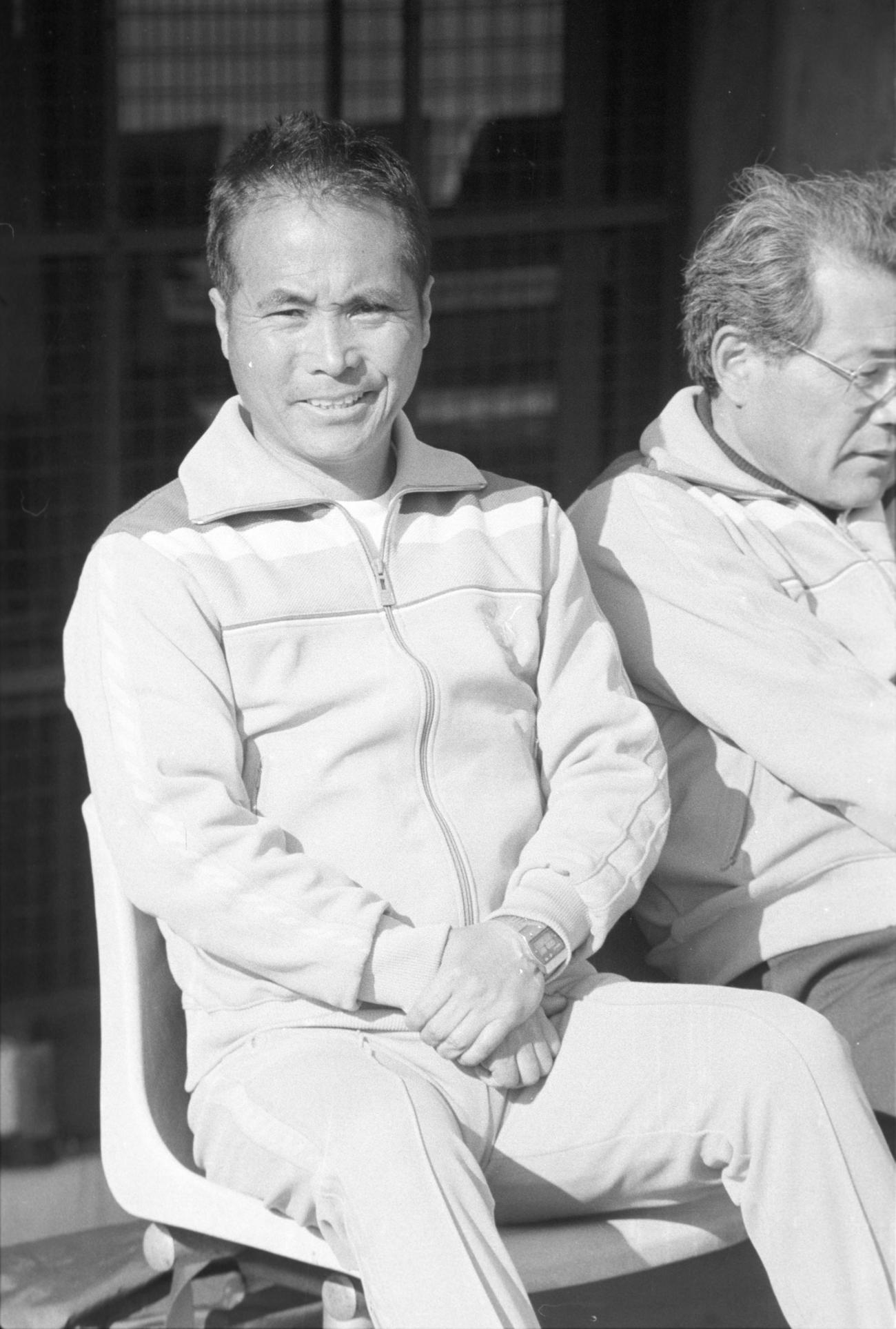 84年1月、選手権の浦和市立戦で戦況を見守る清水東の勝沢要監督