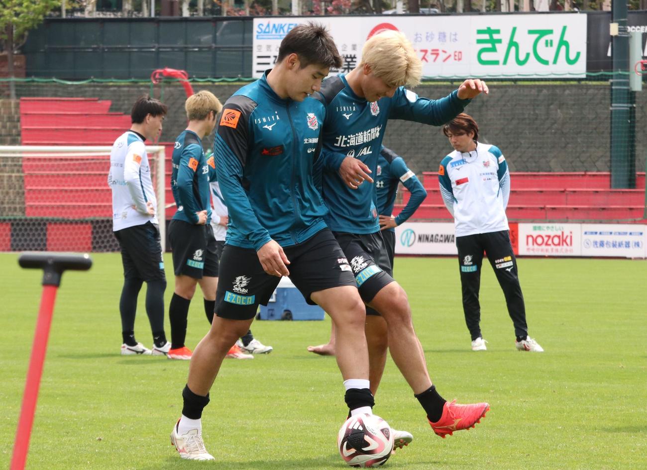 ボールを競り合う札幌岡村（左）と中村（撮影・保坂果那）