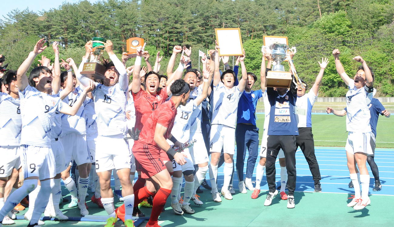 9大会ぶり12度目の天皇杯出場を決め、喜びを爆発させるJAPANサッカーカレッジのメンバー