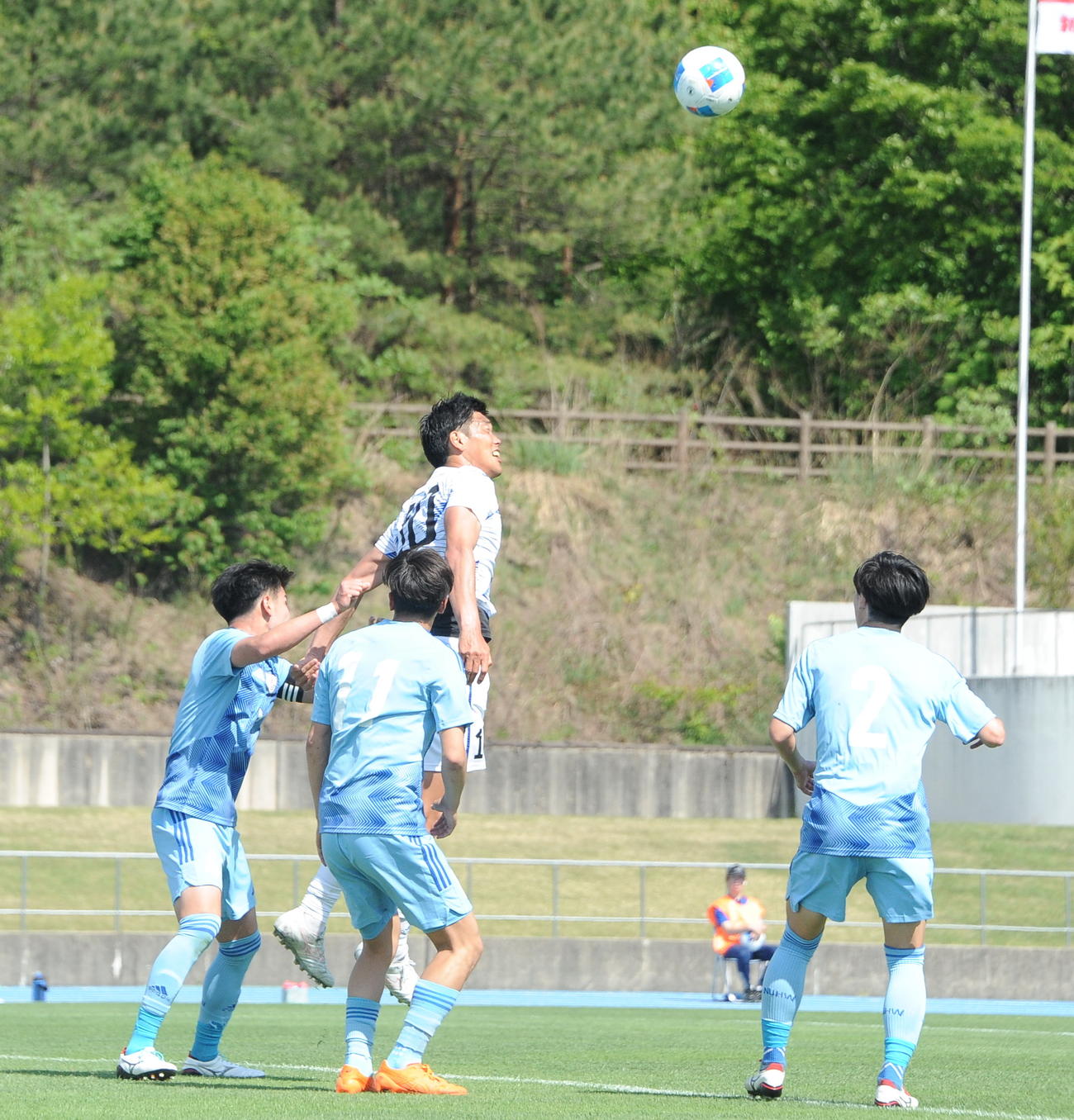 打点の高いヘディングで攻撃の起点となるJAPANサッカーカレッジ・渡辺