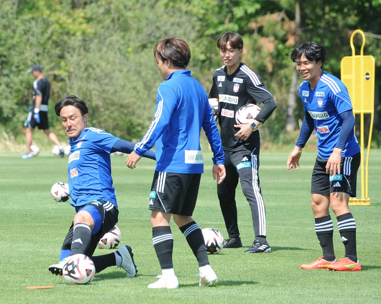 神戸戦前日練習でパスをカットする島田（左）