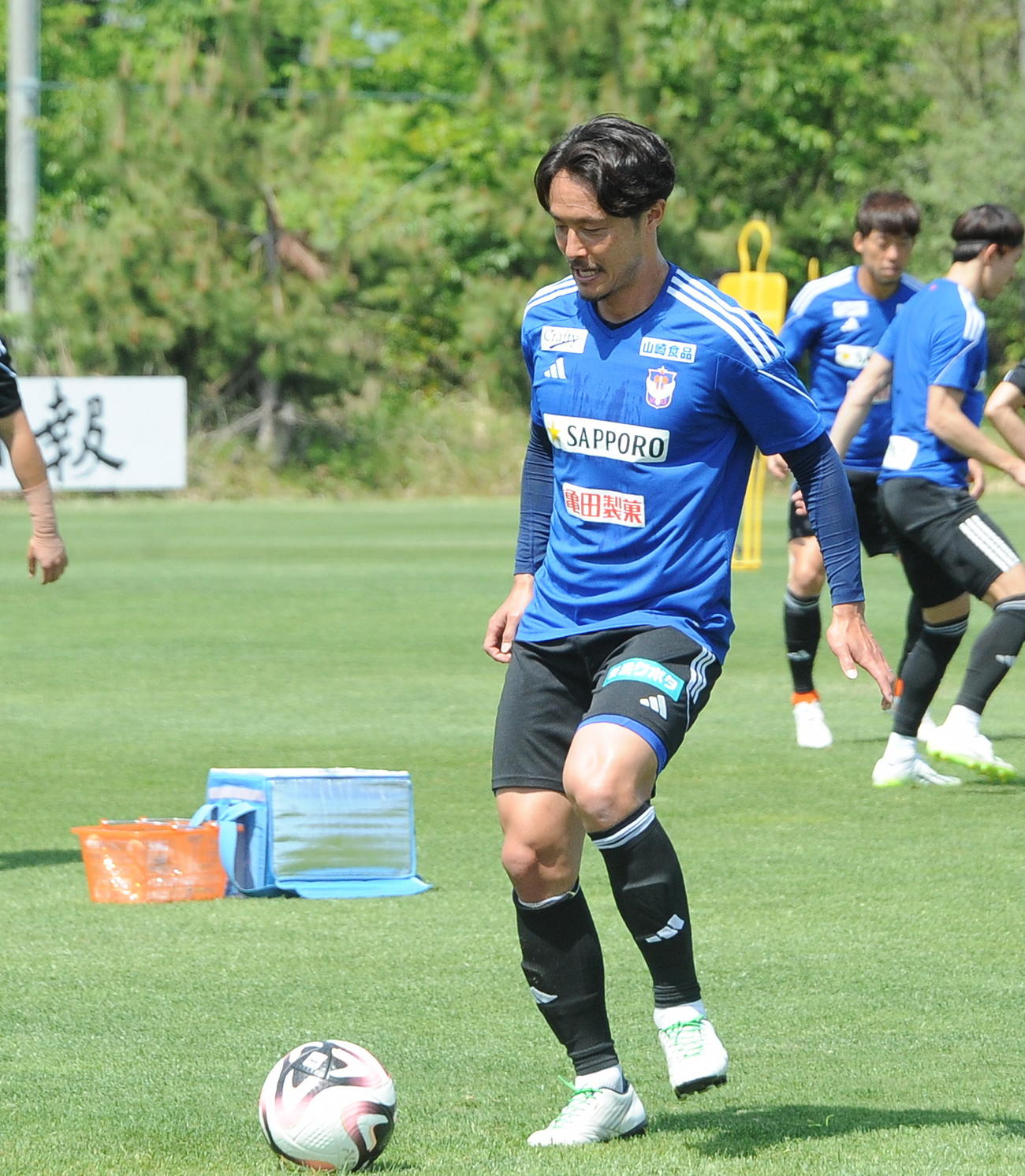 神戸戦前日練習でパスを出す島田