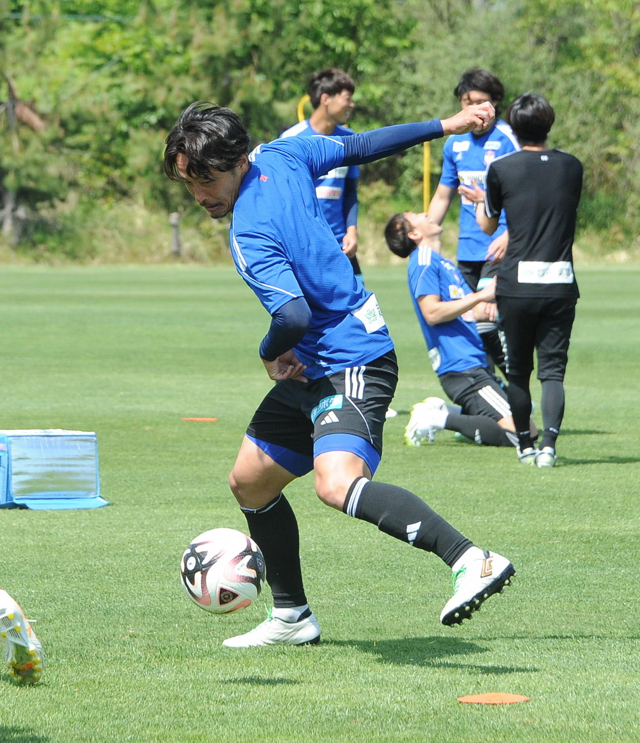 左足アウトサイドでパスを通す島田