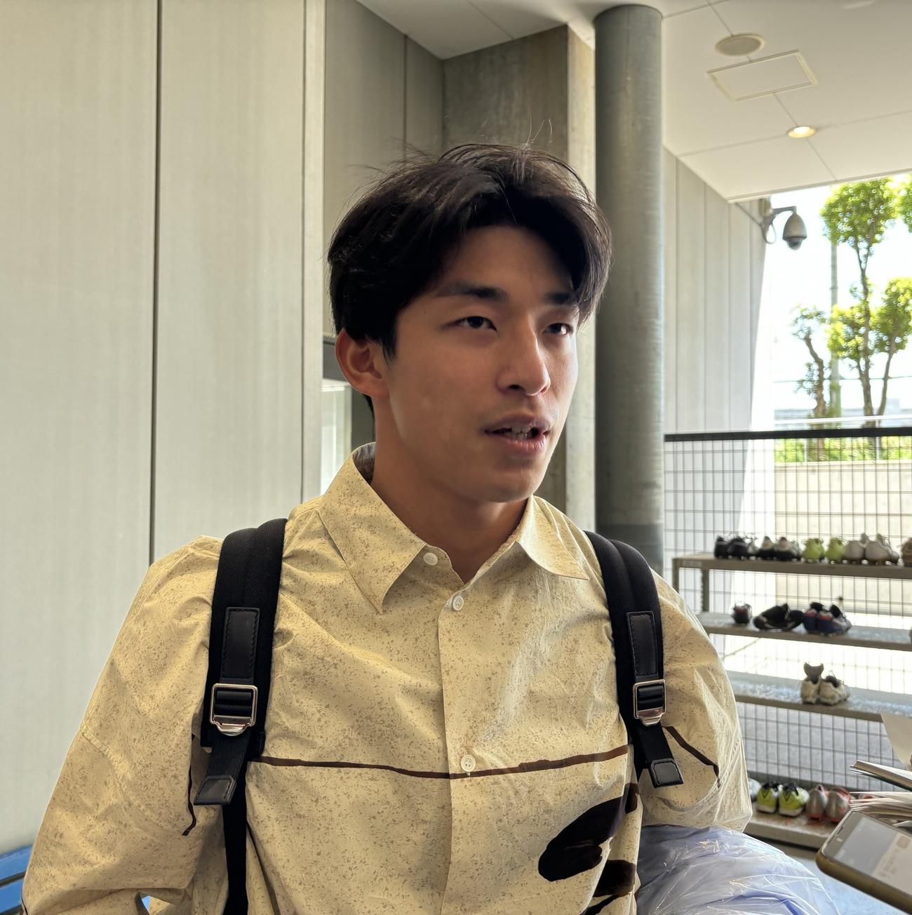 取材対応するG大阪DF半田陸