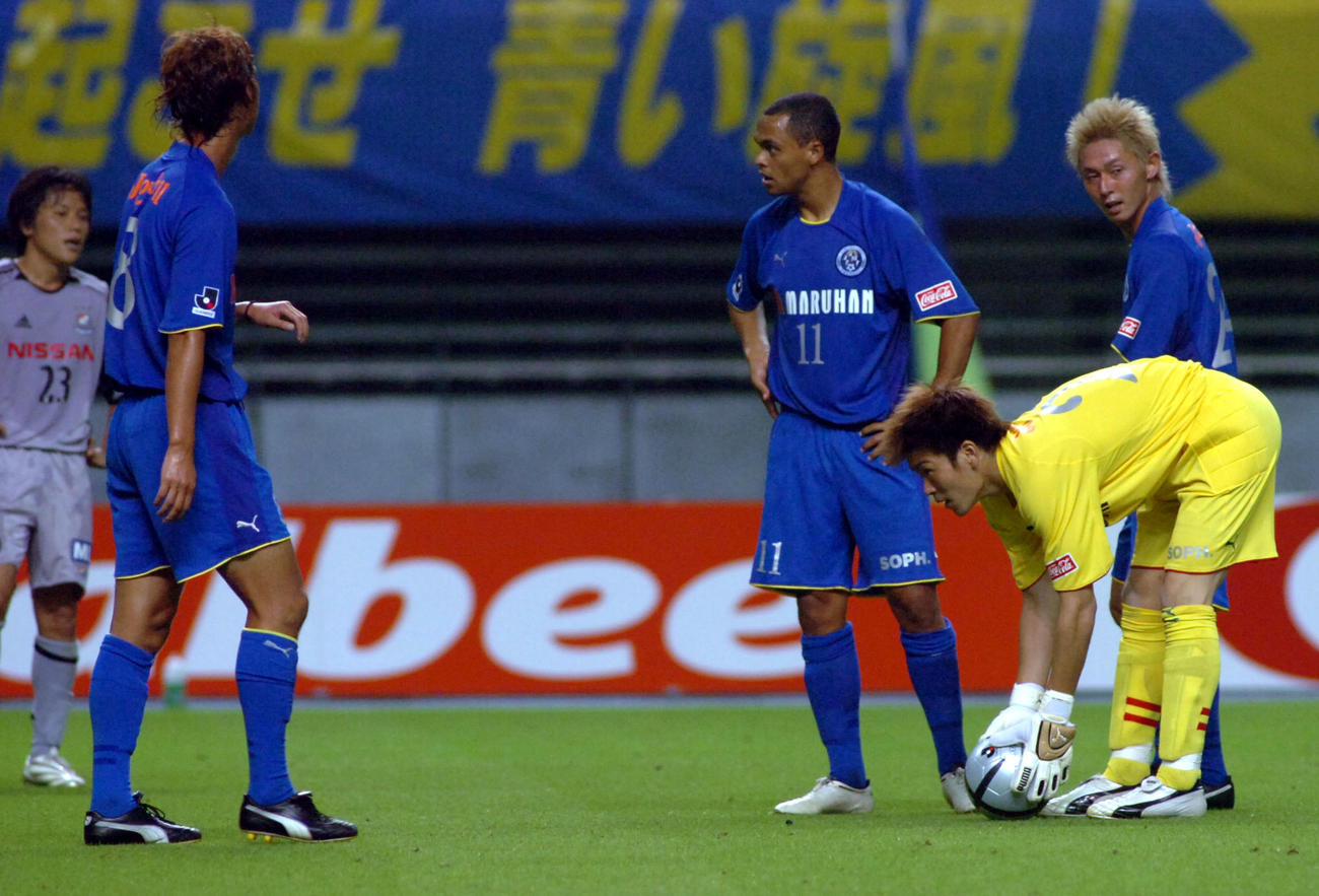 2005年7月2日、大分対横浜　後半35分、GK西川周作（右）が自らFKを狙いボールをセットする