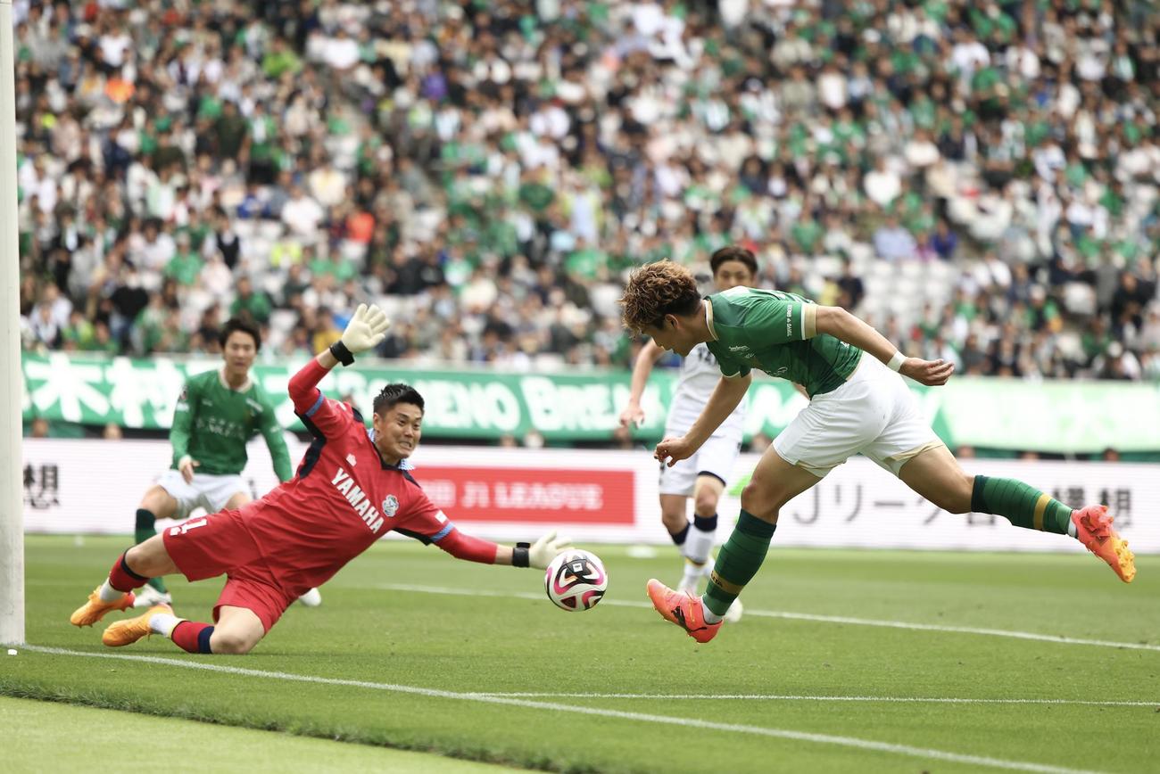 東京V対磐田　後半、ゴールを決める東京V木村（右）。磐田GK川島（撮影・河田真司）