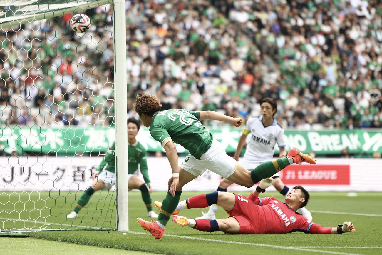 東京V対磐田　後半、ゴールを決める東京V木村（中央）。磐田GK川島（撮影・河田真司）