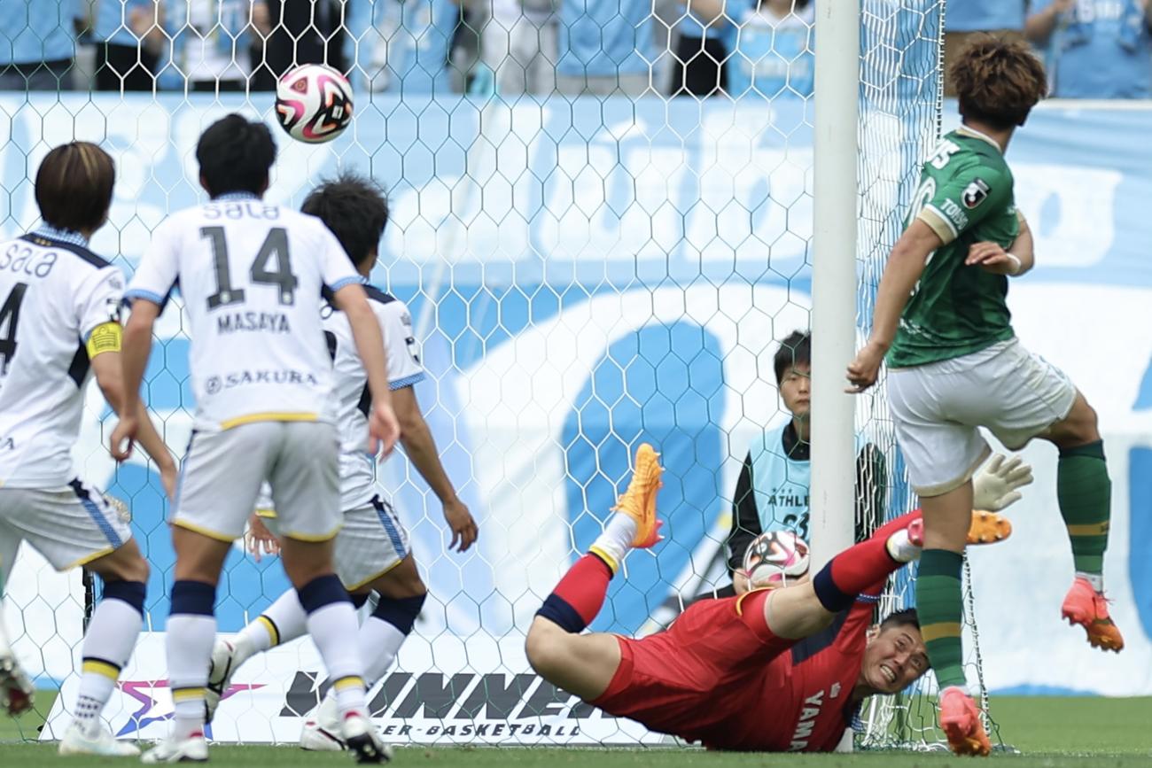 東京V対磐田　前半、ゴールを決める東京V木村（右）。磐田GK川島（撮影・河田真司）