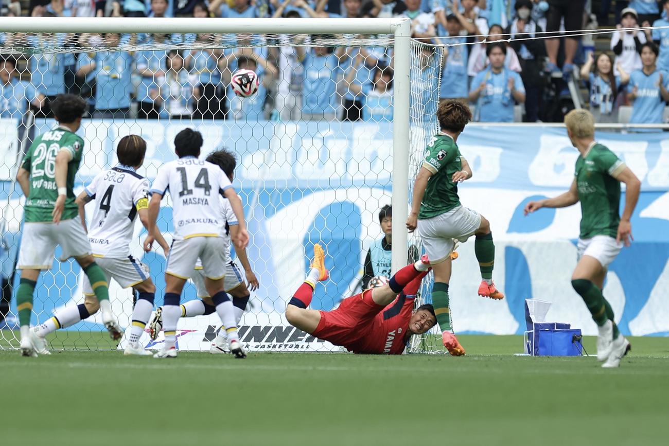 東京V対磐田　前半、ゴールを決める東京V木村（右から2人目）。磐田GK川島（撮影・河田真司）
