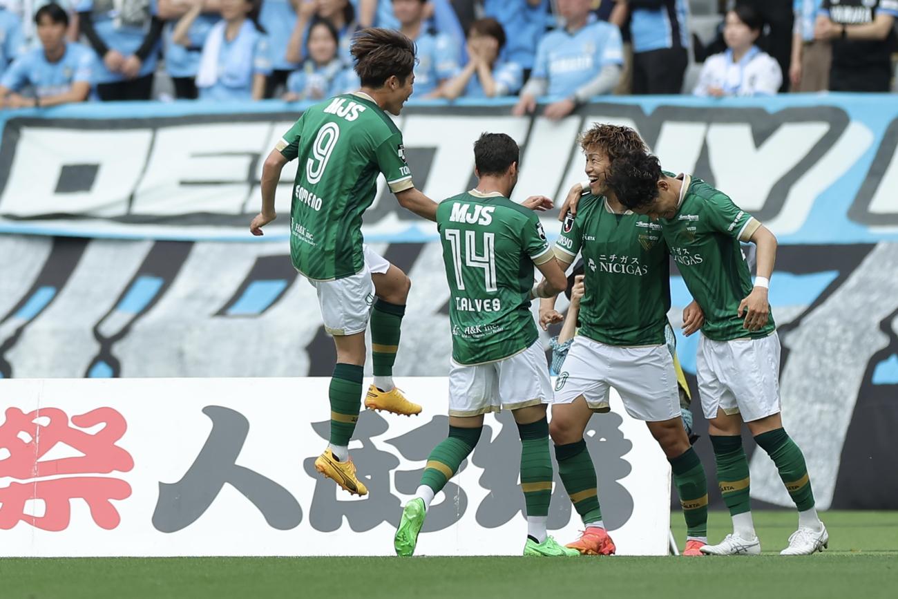 東京V対磐田　前半、ゴールを決め、チームメートに迎えられる東京V木村（右から2人目）（撮影・河田真司）