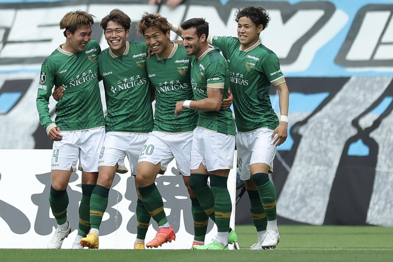 東京V対磐田　前半、ゴールを決め、チームメートに迎えられる東京V木村（左から3人目）（撮影・河田真司）