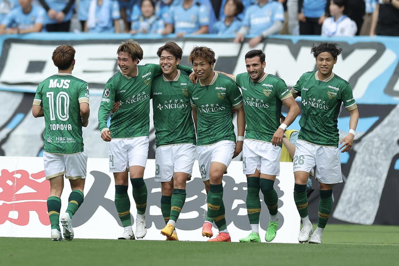 東京V対磐田　前半、ゴールを決め、チームメートに迎えられる東京V木村（左から4人目）（撮影・河田真司）