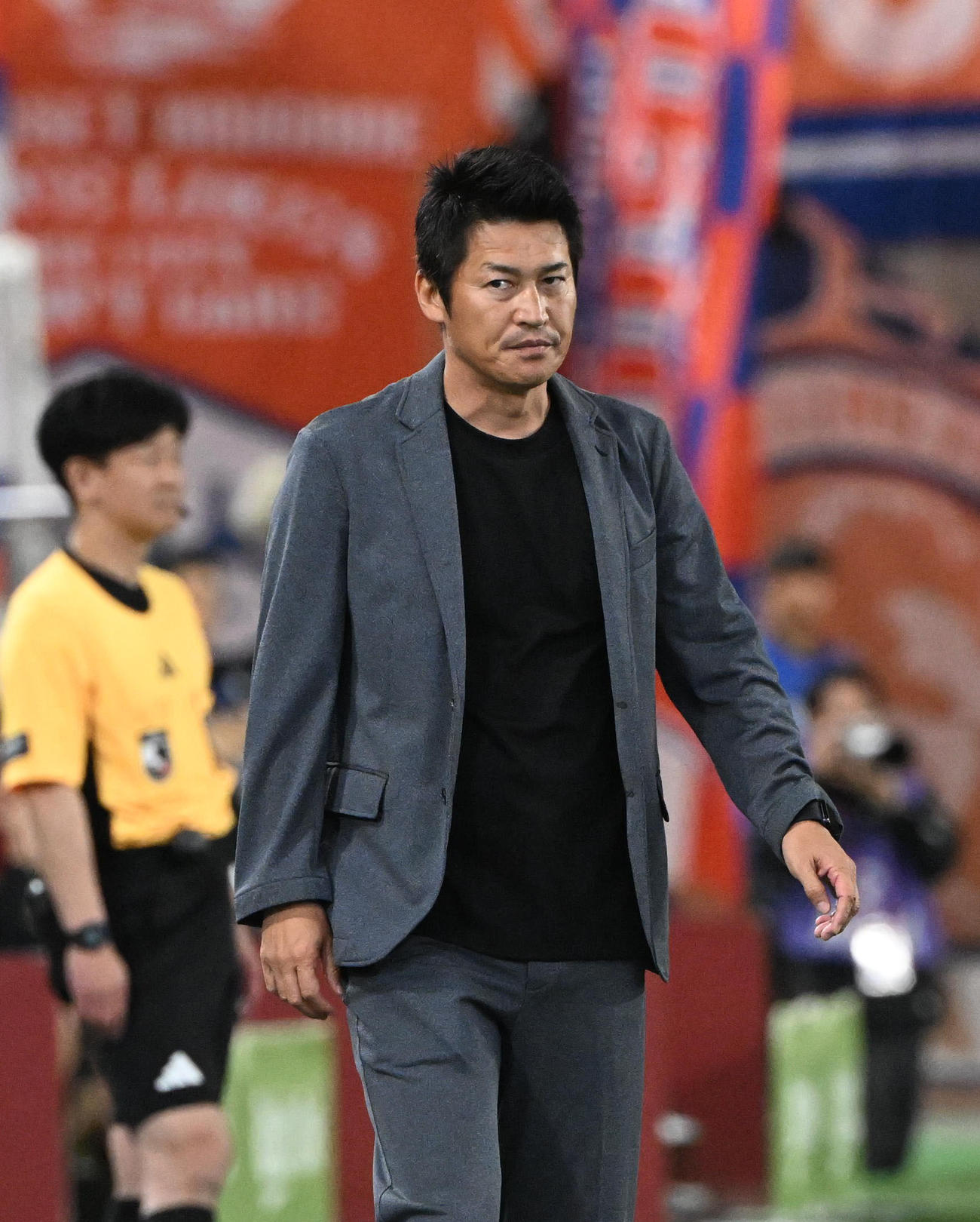 神戸対新潟　ピッチサイドから指示を出す神戸吉田監督（撮影・和賀正仁）