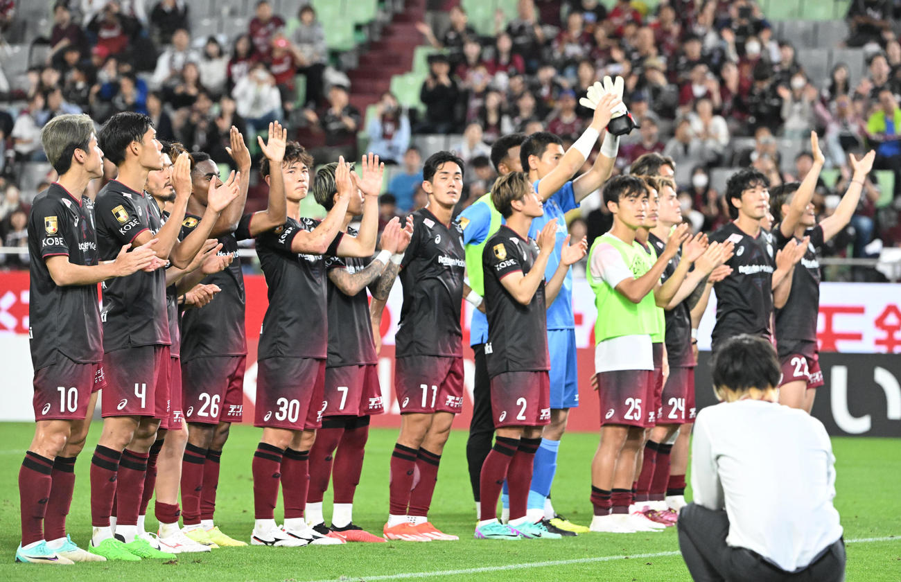 神戸対新潟　新潟に競り勝ちサポーターの声援に応える神戸の選手ら（撮影・和賀正仁）