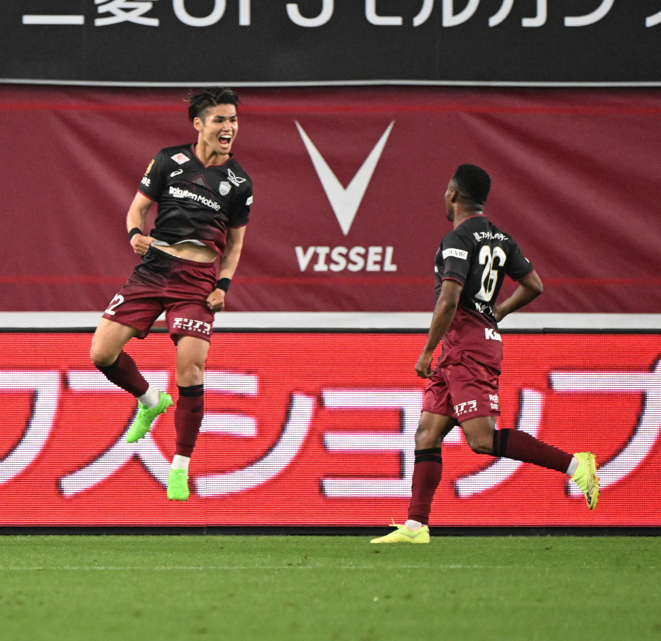 神戸対新潟　前半、クロスに合わせ頭で先制ゴールを決めた神戸佐々木（左）はジャンプして喜びを表す（撮影・和賀正仁）