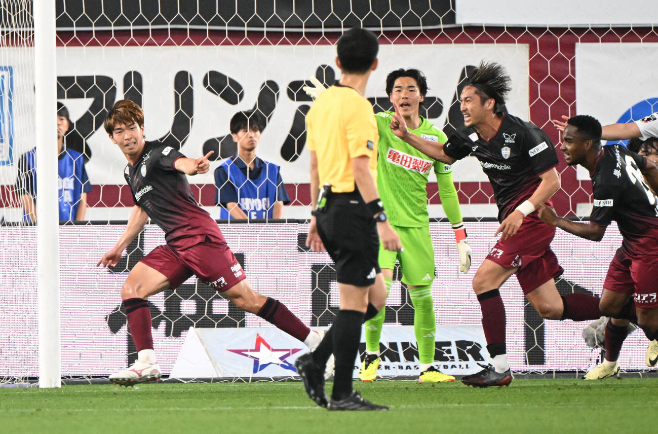 神戸対新潟　前半、ゴール前に詰めた神戸宮代（左）が追加点を奪い、両手を広げピッチを駆ける（撮影・和賀正仁）