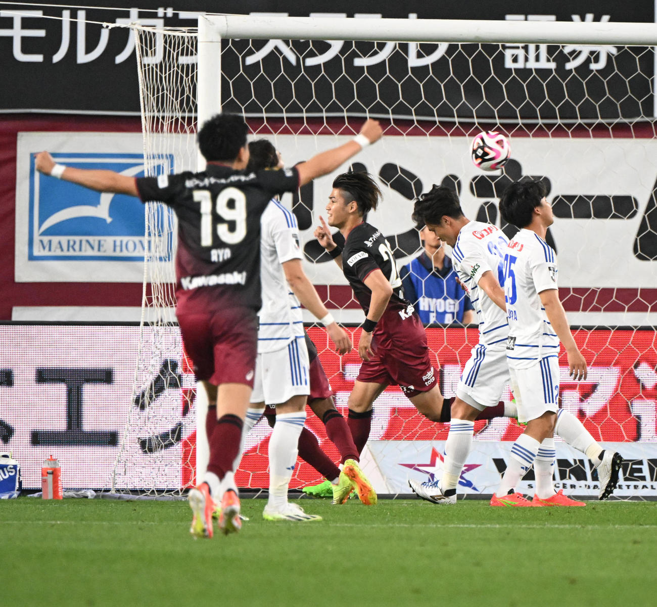 神戸対新潟　前半、クロスに合わせ頭で先制ゴールを決めた神戸佐々木（中央）はピッチを駆ける（撮影・和賀正仁）