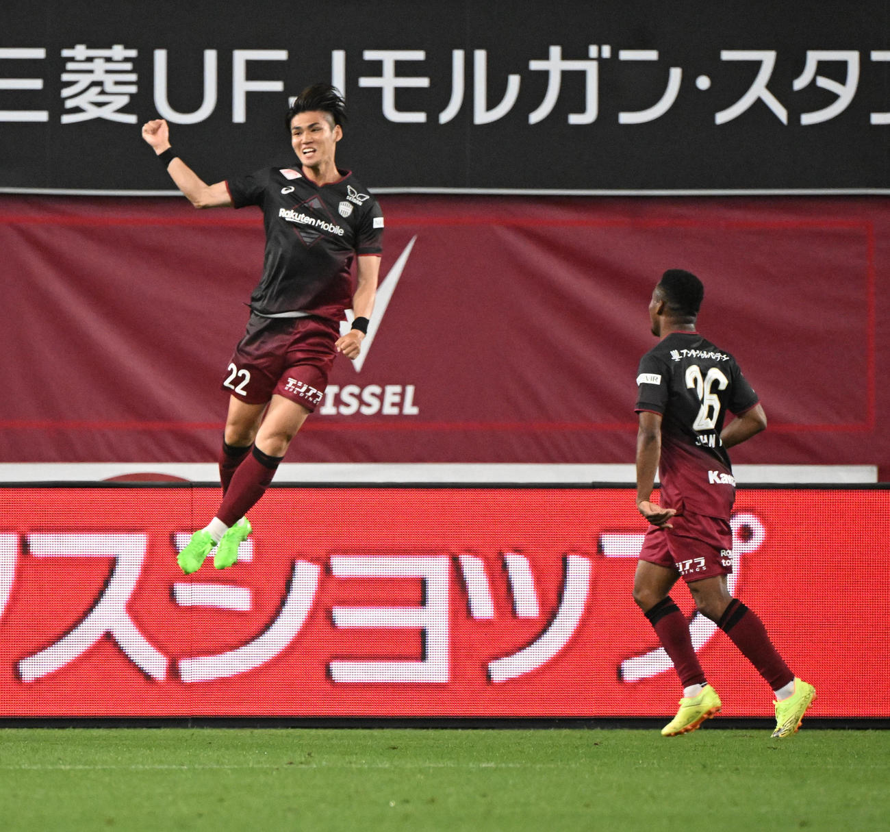 神戸対新潟　前半、クロスに合わせ頭で先制ゴールを決めた神戸佐々木（左）はジャンプして喜びを表す（撮影・和賀正仁）