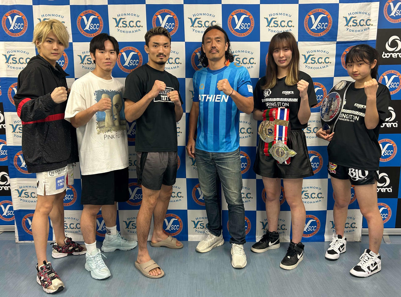 YS横浜－相模原のハーフタイムでイベントを行った、左からRISEの永松、京介、TAKU、安彦、辻井和奏、辻井和花（撮影・松尾幸之介）