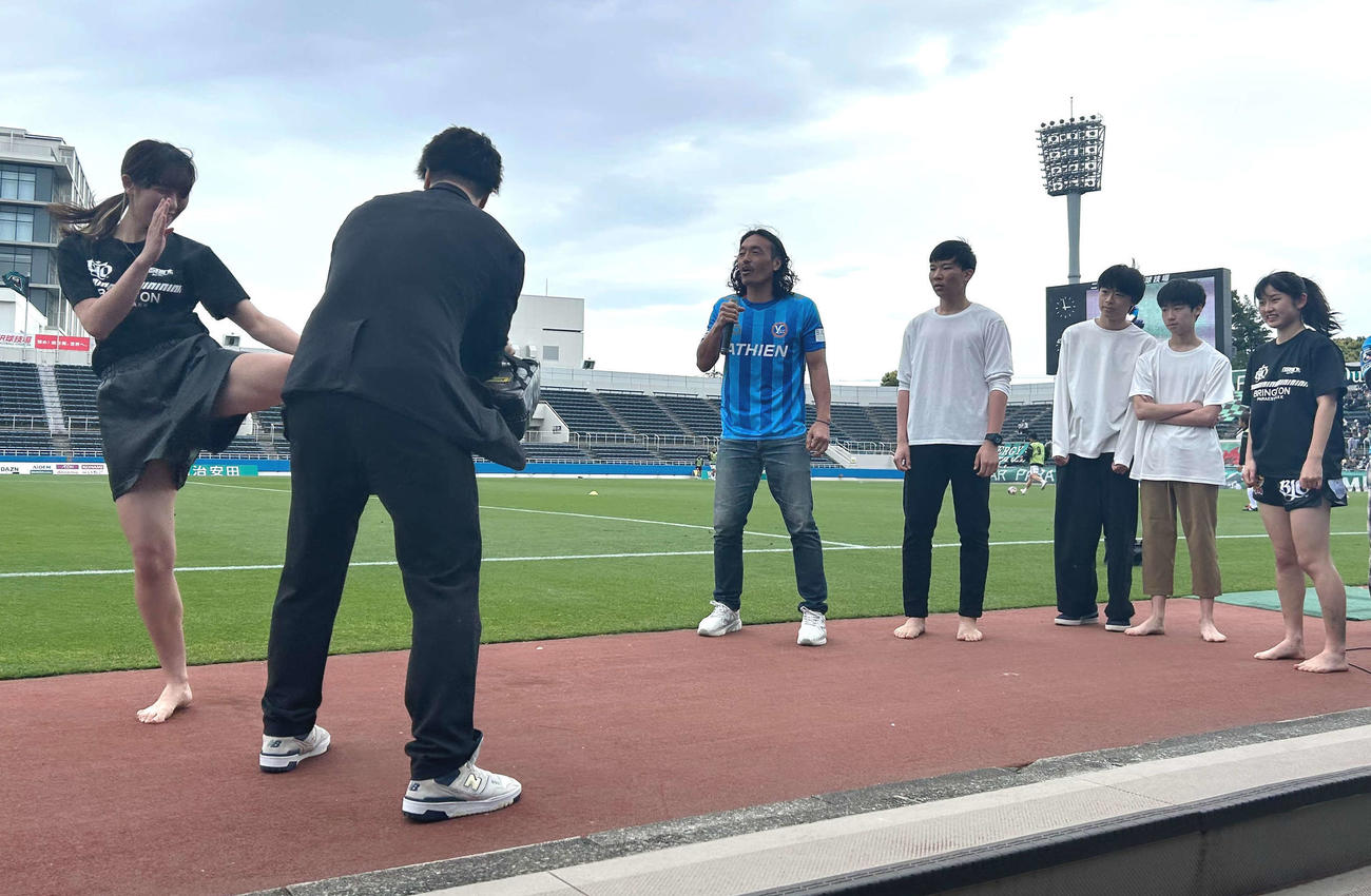 YS横浜－相模原のハーフタイムイベントでミドルキックを披露するRISEの辻井和奏（左端）と応援する安彦考真（左から3人目）ら（撮影・松尾幸之介）