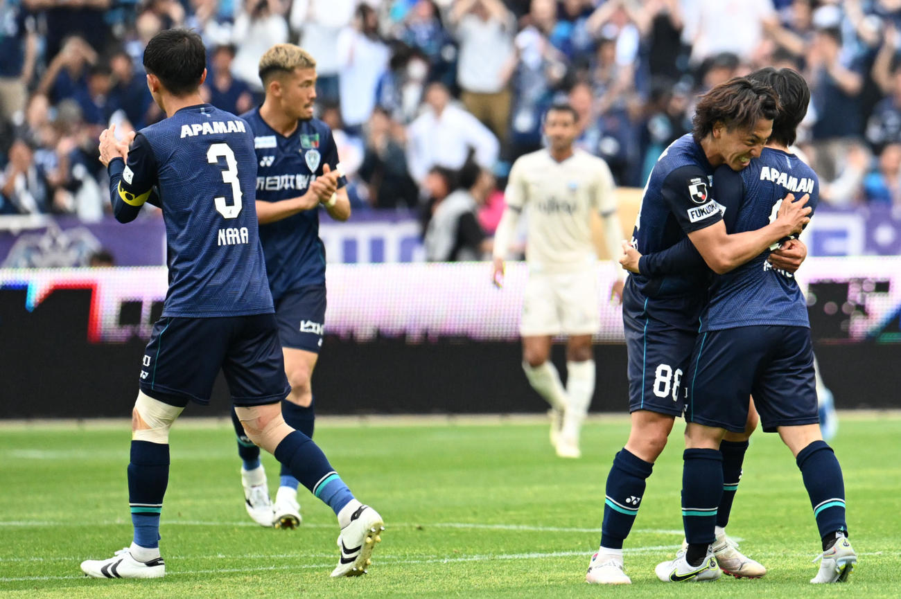 福岡対川崎F　後半に福岡紺野（右端）は同点ゴールを決めチームから祝福される（撮影・林敢治）
