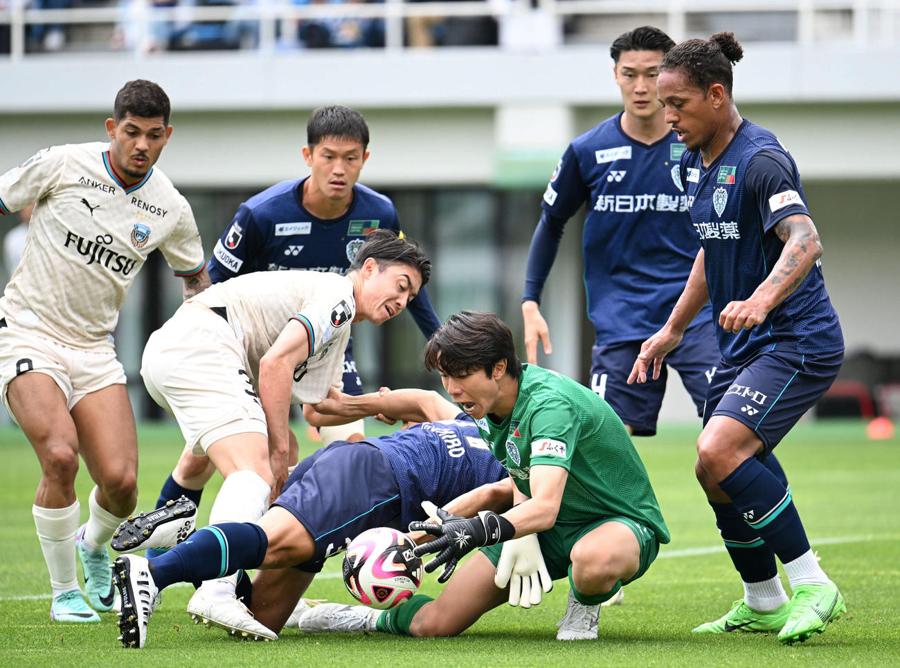 福岡対川崎F　前半、相手シュートを阻止する福岡GK永石（右から3人目）（撮影・林敢治）
