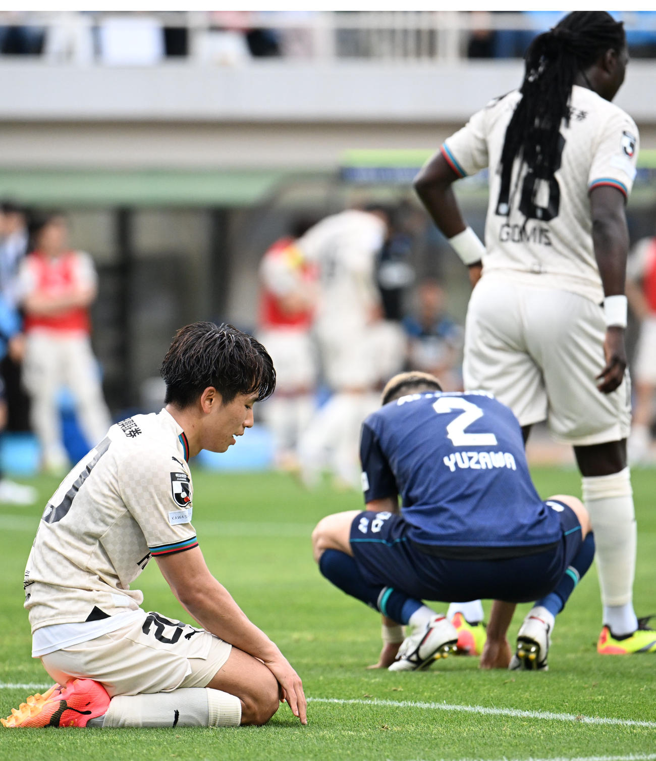 福岡対川崎F 1－1の同点に終わり肩を落とす川崎F山田（左）と福岡湯沢（右）（撮影・林敢治）