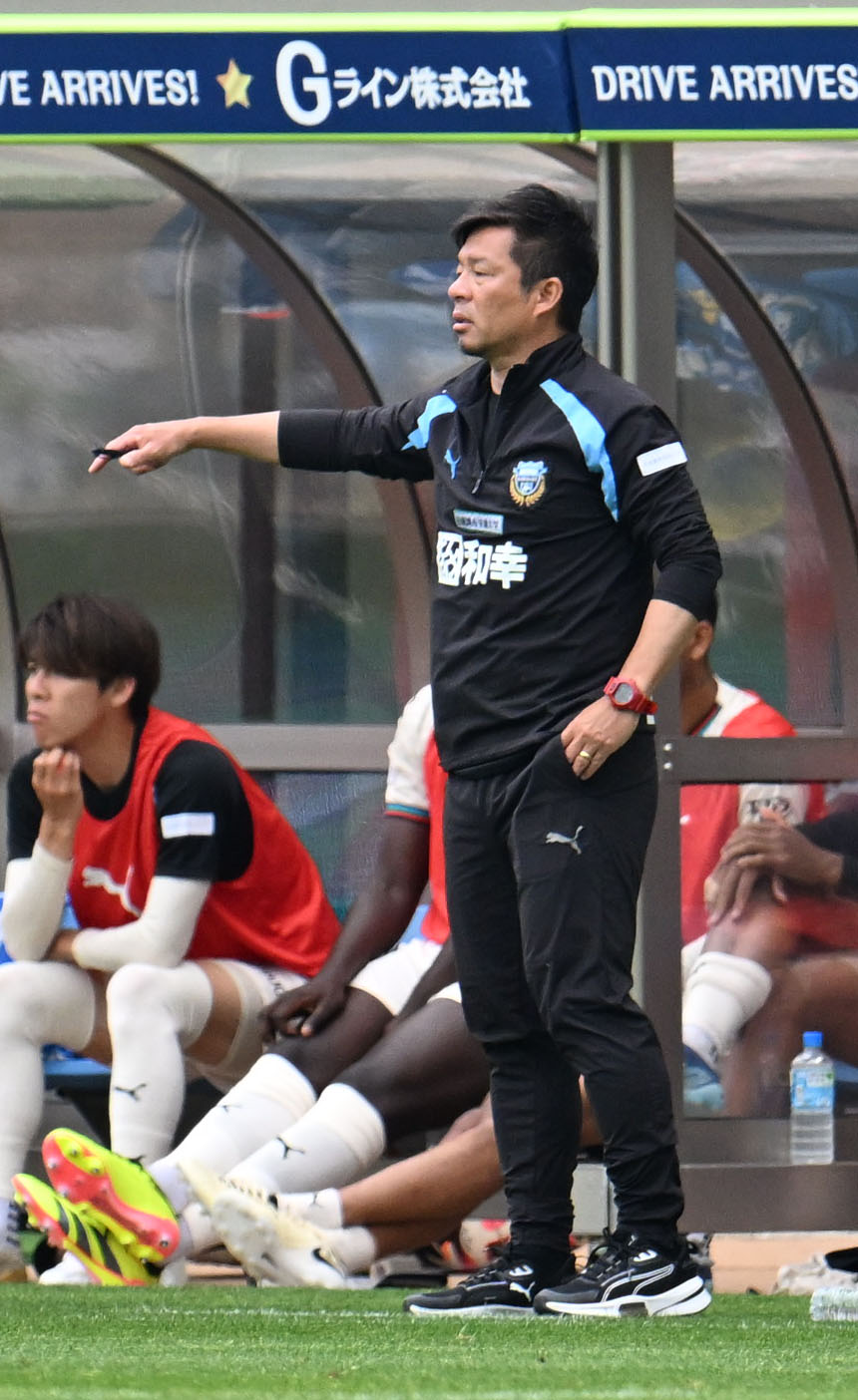 福岡対川崎F　選手に指示を出す川崎F鬼木監督（撮影・林敢治）