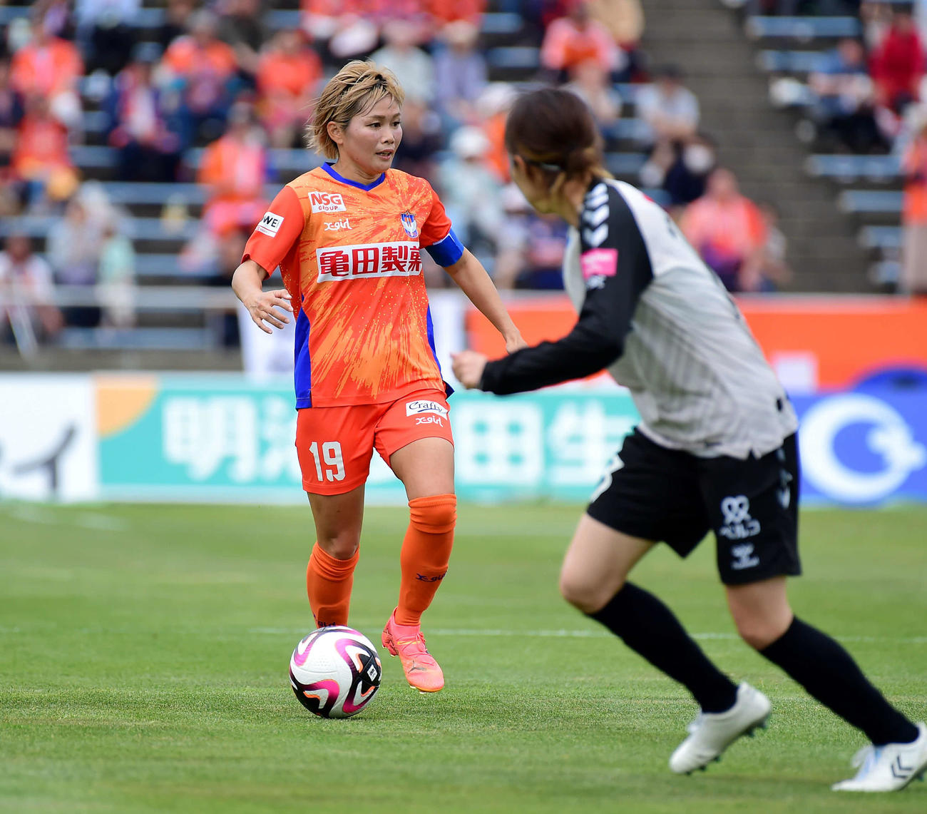 新潟L対INAC神戸　前半、ドリブルで攻め上がる新潟レディース川澄（左）