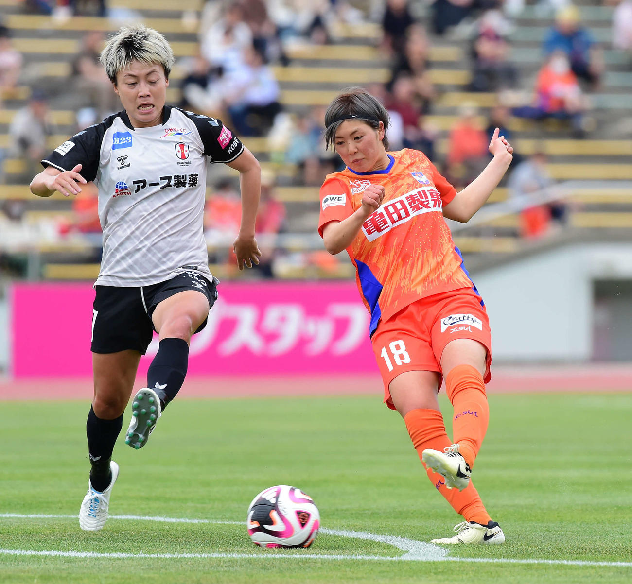 新潟L対INAC神戸　後半、シュートを放つ新潟レディース石田（右）