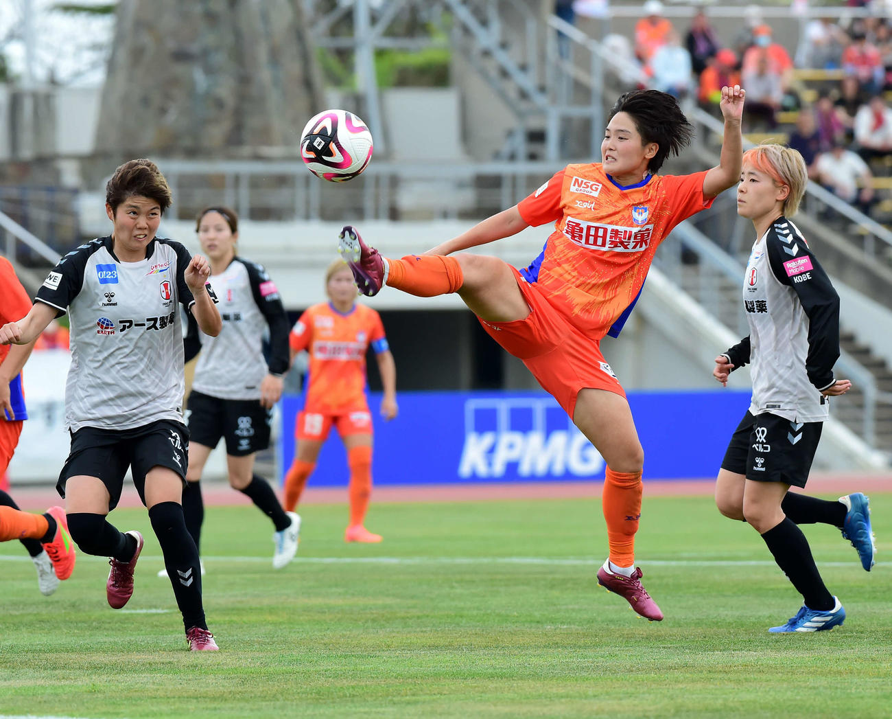 新潟L対INAC神戸　後半、新潟レディース三浦（右から2人目）はシュートを狙うも捉えきれず