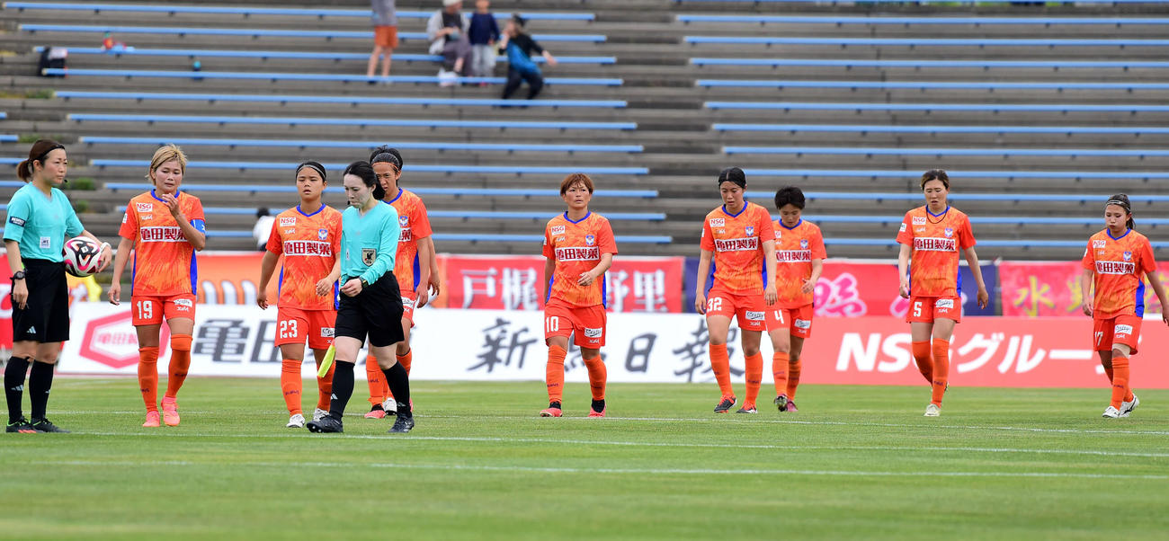 新潟L対INAC神戸　試合に敗れ、肩を落とす新潟レディースイレブン
