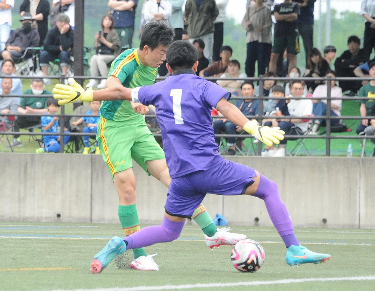 前半19分、左足で先制点を決める帝京長岡・新納（左）（撮影・小林忠）