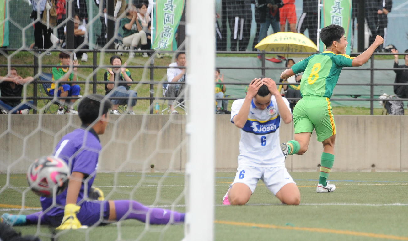 1－0の後半追加タイム1分にゴールを奪い、ガッツポーズで喜ぶ帝京長岡・和田（右）（撮影・小林忠）