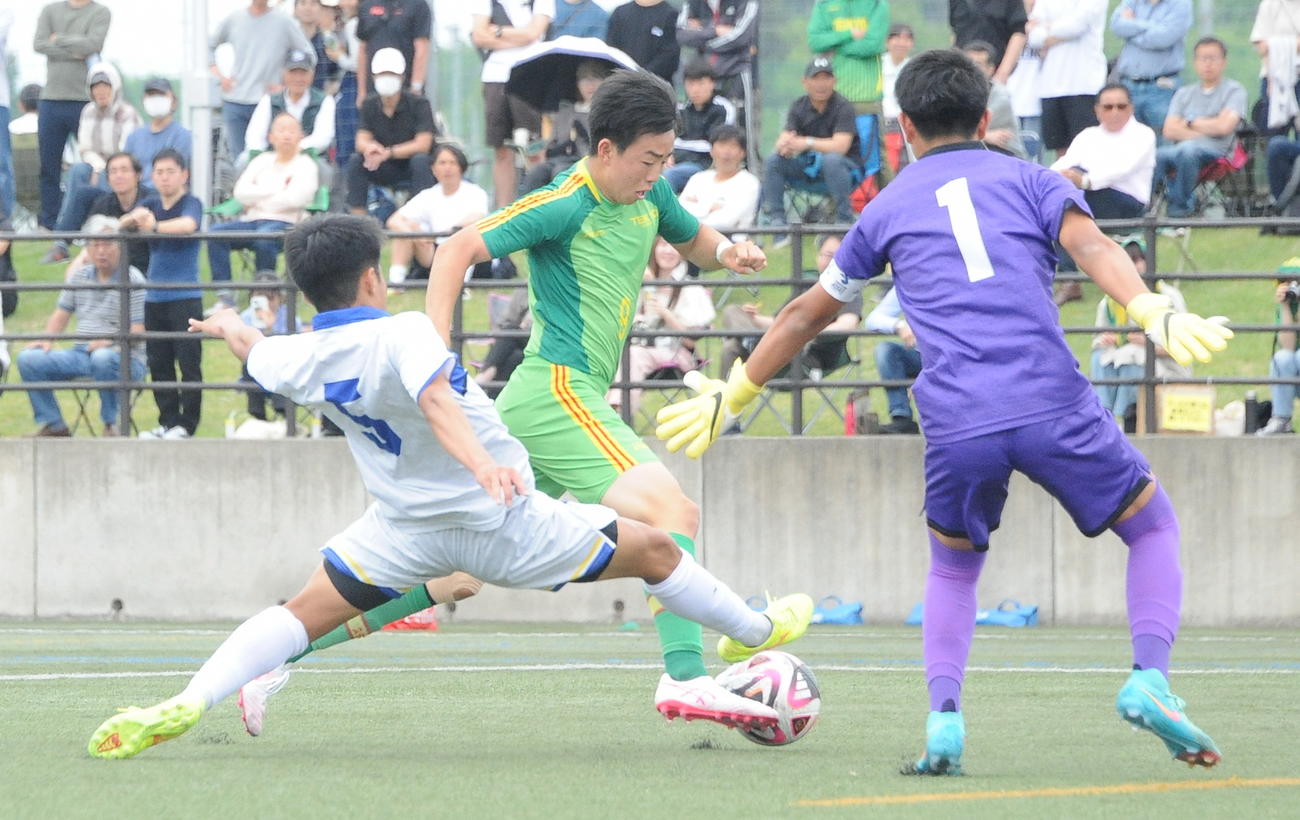 前半19分、相手をかわして先制点を決める帝京長岡・新納（中央）（撮影・小林忠）