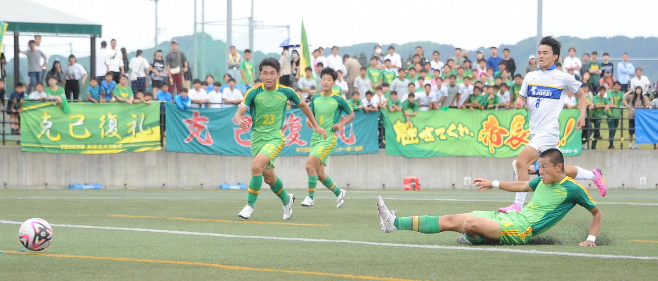 2－0の後半追加タイム2分にスライディングシュートを決める帝京長岡・安野（右）（撮影・小林忠）