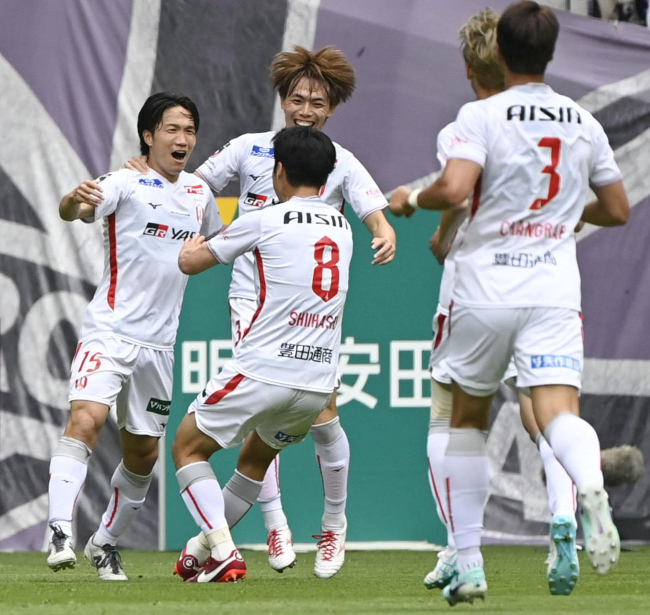 広島―名古屋　前半、チーム2点目のゴールを決めて喜ぶ名古屋稲垣（左端）（共同）