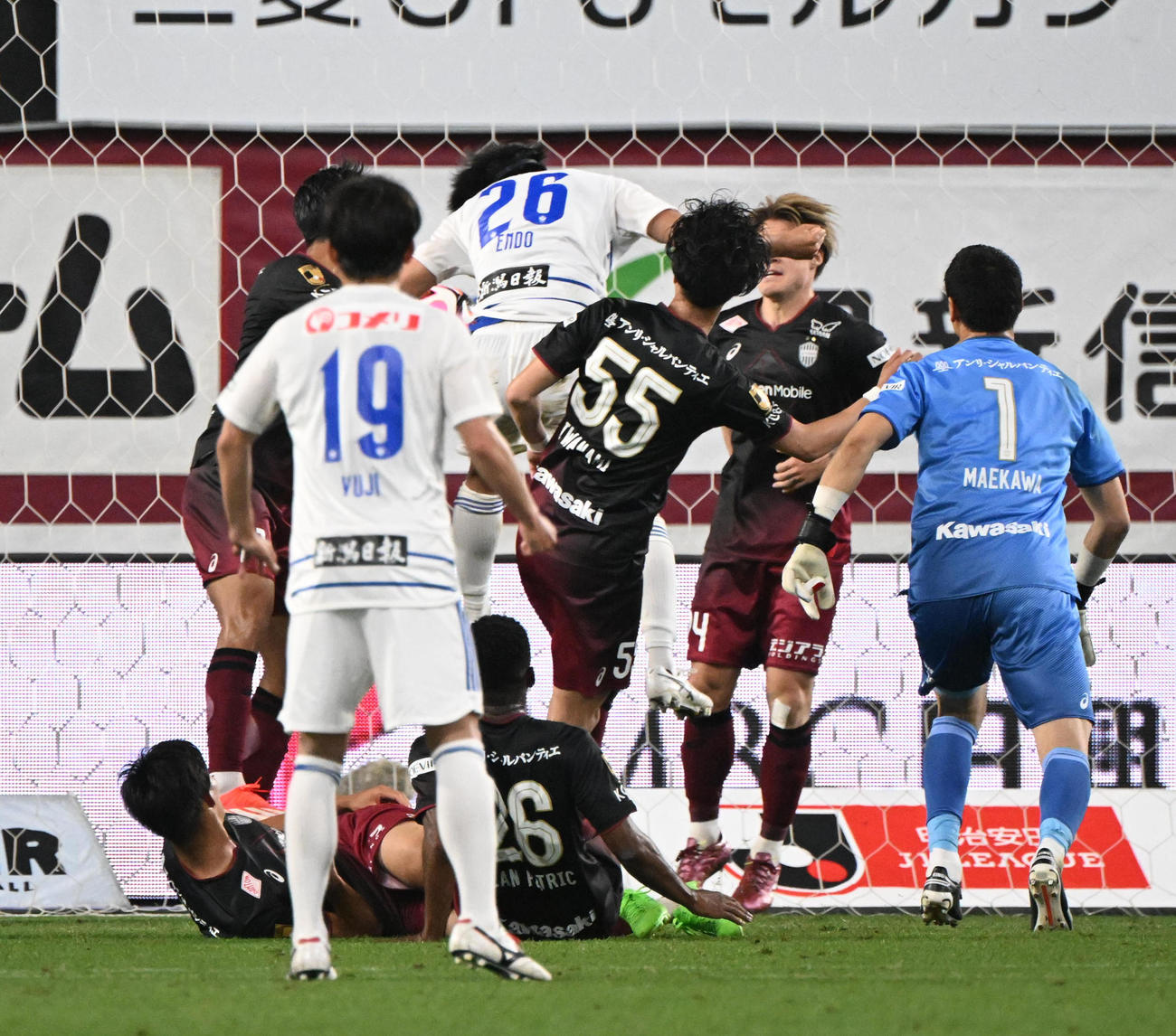 神戸対新潟　後半、ヘッディングでチーム2点目を挙げる新潟遠藤（撮影・和賀正仁）