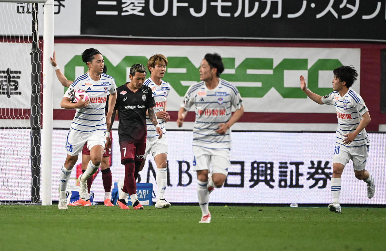 神戸対新潟　後半、ヘッディングでチーム2点目を挙げた新潟遠藤はボールを抱えて戻る（撮影・和賀正仁）