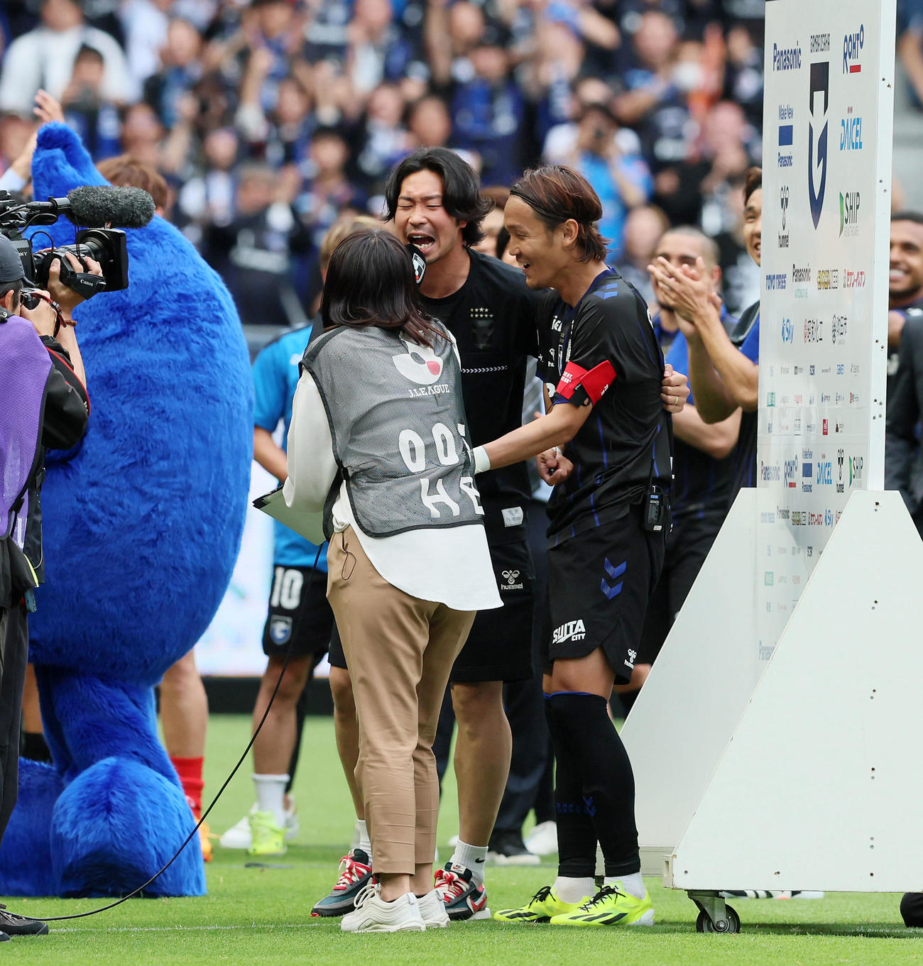 G大阪対C大阪　G大阪宇佐美（右）のヒーローインタビューに参加する三浦（撮影・加藤哉）